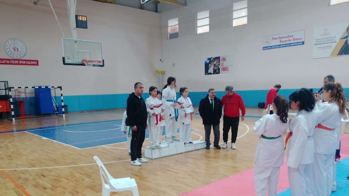 Okulumuz öğrencisi Tuğçe GÜNAYDIN Karate Yarışmasında birinci oldu.